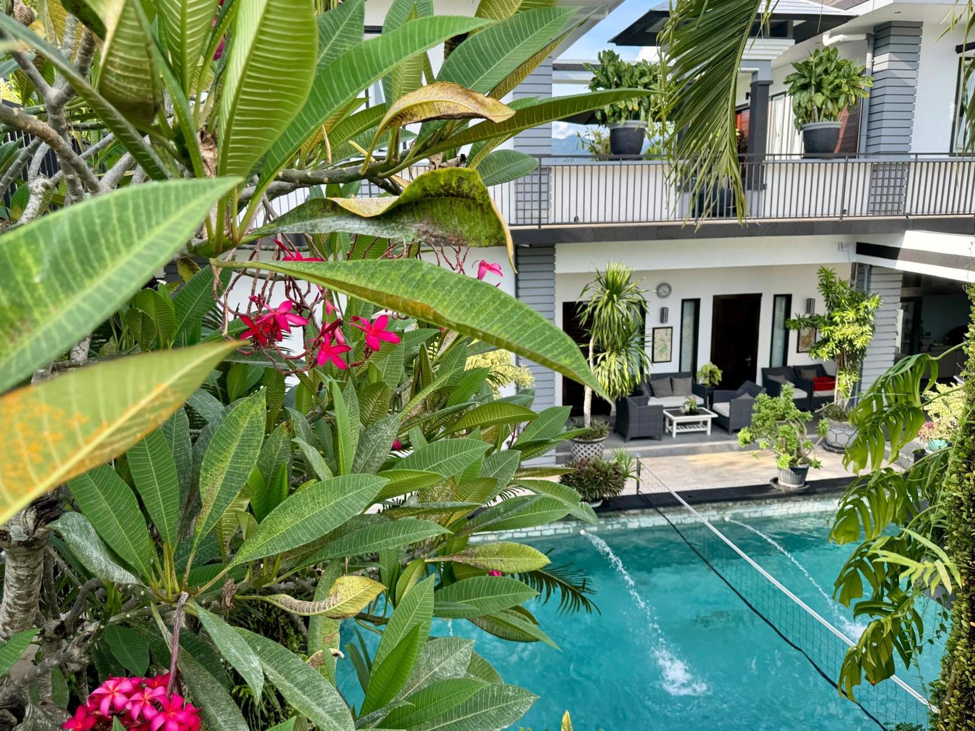 Villa Rumah Putih Abu Abu Senggigi Eksteriør bilde